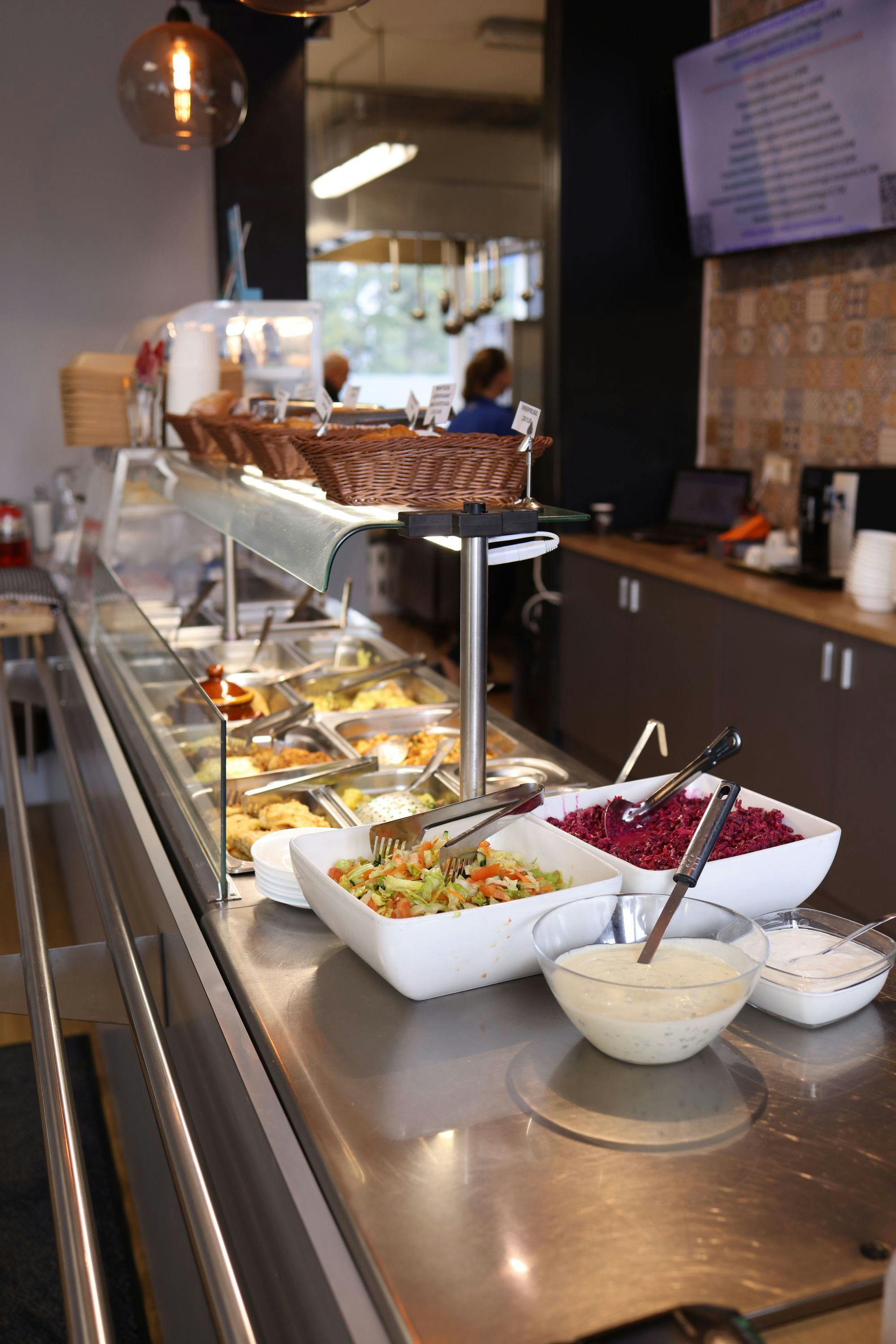 Do Employee Food Programs Have Participation Requirements or Minimums?